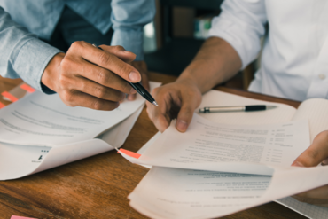 Luật sư ký kết Hợp đồng xây dựng khách sạn