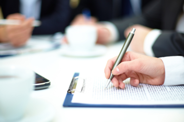 Chủ thể ký hợp đồng dịch vụ pháp lý gồm đối tượng nào?