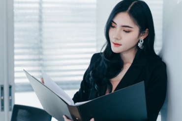 Luật sư nghiên cứu yêu cầu tư vấn của khách hàng