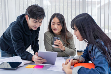 Luật sư thỏa thuận với khách hàng về vấn đề thù lao luật sư