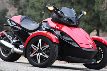 Đi dép lê điều khiển xe máy có vi phạm giao thông?