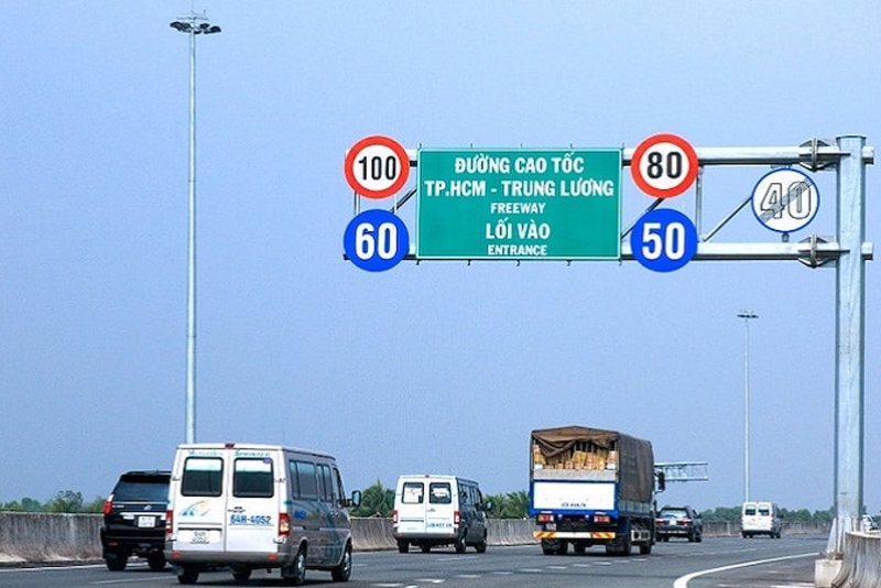 Vượt đèn đỏ bị xử phạt bao nhiêu?