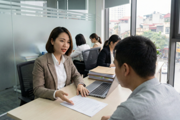 Kịch bản tư vấn gói luật sư riêng so với thuê vụ việc