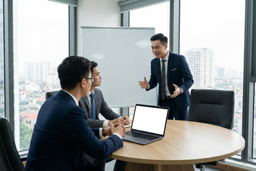 Bị triệu tập bất ngờ: Đừng hoảng loạn, hãy gọi luật sư riêng